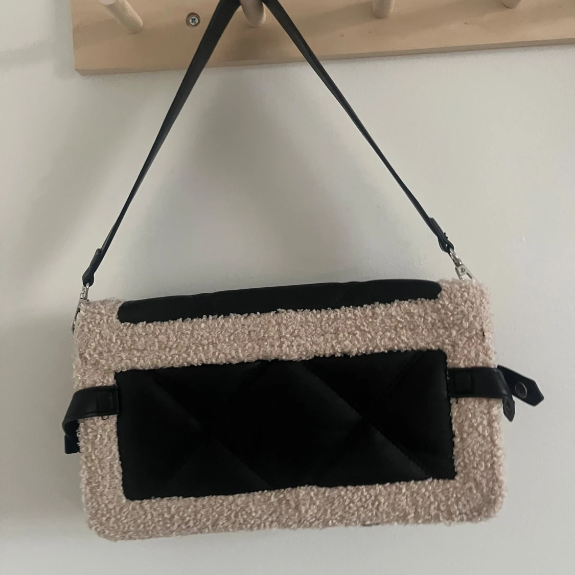 Svart och beige axelväska med teddy-detaljer - 90