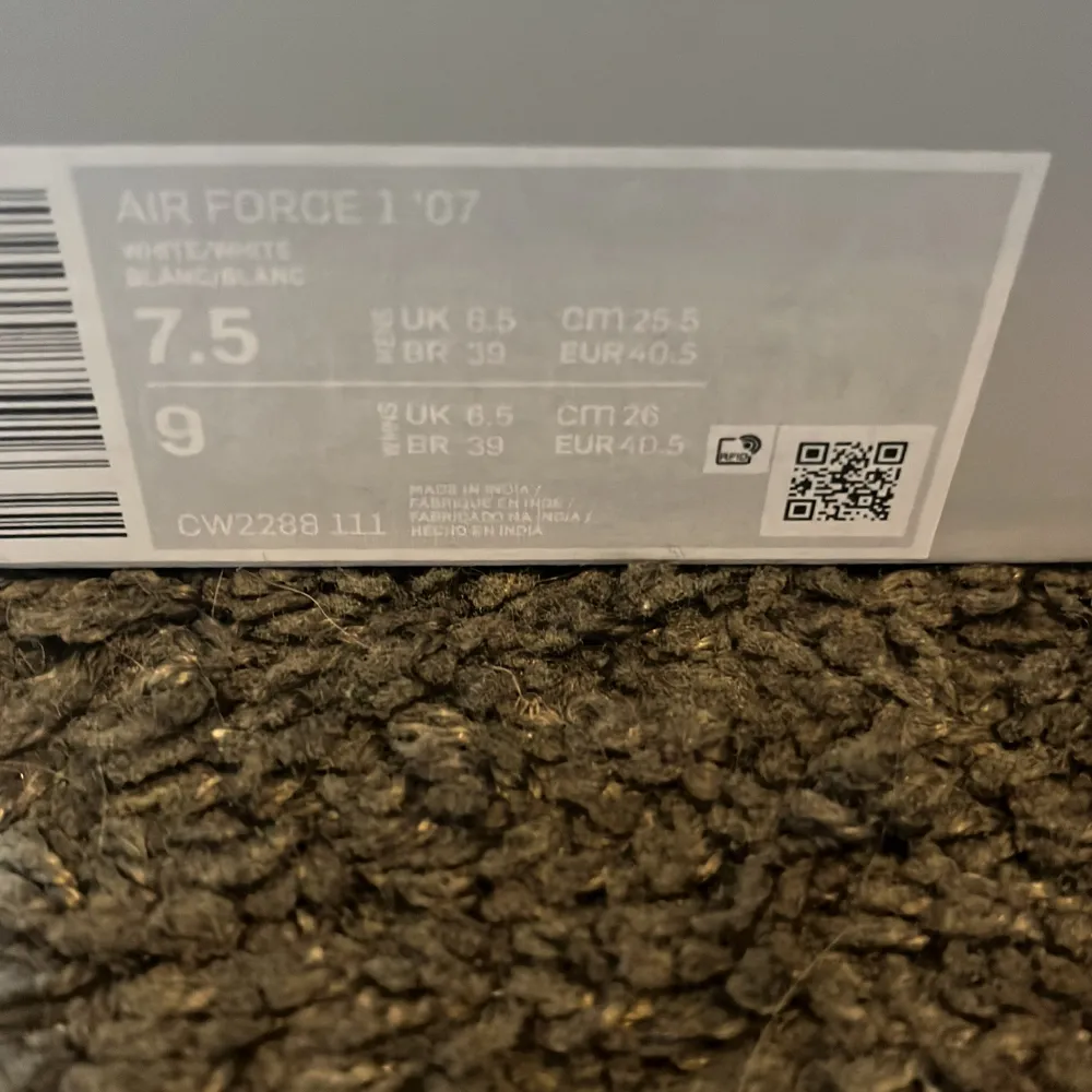 Säljer ett par Nike air force 1. Skorna är i väldigt bra skick och är knappt använda. Skriv vid frågor och priset kan diskuteras vid snabb affär. Kengät.