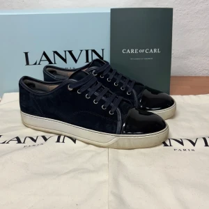 Lanvin skor  - Lanvin skor || Färg: Marinblå || Skick: 8/10 sliten under sula men mycket kvar att ge samt lite whiting cream får dessa att se sprillans nya ut || Storlek: UK 9 Vilket motsvarar 43 fits 0,5 storlek större || Nypris: 4999kr || Ingår: Endast dustbags samt Careofcarl kvitto medföljs vid köp || Snabba affärer prioriteras. Annars är de bara skriva vid minsta lilla ⭐️👊