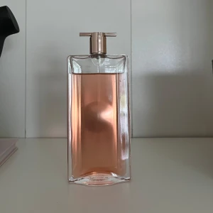 Lancome idole aura parfym 50ml - Lancome idole aura parfym 50ml. Lite använd som man kan se på bilden! 