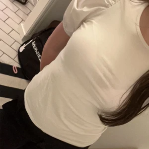 Vit topp med puffärmar  - Säljer en snygg vit topp från H&M med puffiga kortärmar. Perfekt för en chic och enkel look. Toppen är i en mjuk och bekväm bomullsmix.