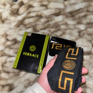 Ej använd Underkläder - Snygga svarta underkläder  med guldiga detaljer och det ikoniska Medusa-mönstret. Perfekta för att ge en lyxig touch till din outfit. Kommer i originalförpackning med klassisk design