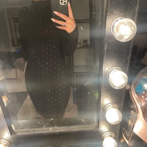 Svart glittrig klänning med medelhög krage - Säljes då den inte används längre💕