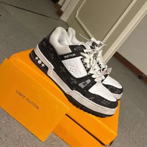 Svartvita sneakers från Louis Vuitton - Säljer dessa näst intill oanvända skor från Louis Vuitton hör av er vid intresse bättre pris vid snabb affär 