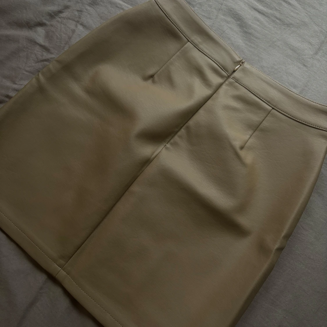 Beige kjol med dragkedja - 1