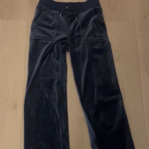 Mörkblå velourbyxor från Juicy Couture💙 - säljer mina superfina mörkblåa velour Juicy Couture byxor med fickor bak💙 dom är endast använda ett fåtal gånger och är i superskick!💕 pris kan diskuteras! nypris: 1100🫶