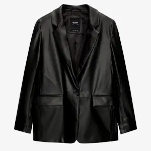Snygg svart skinnjacka från pull&bear med en klassisk kavajstil. Jackan har en knapp framtill och långa ärmar. Perfekt för en stilren look.