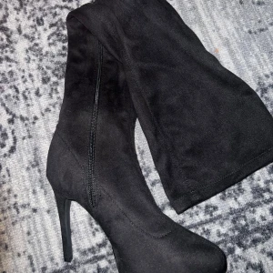 Svarta stövletter med klack - Snygga svarta stövletter i mocka med hög klack och dragkedja på sidan.  Pris kan diskuteras!