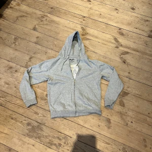 Grå hoodie från Mira Paris - Säljer denna snygga Mira Paris Zip då den är för liten för mig, använd ett fåtal gånger. Pris kan diskuteras vid snabb affär 🤝