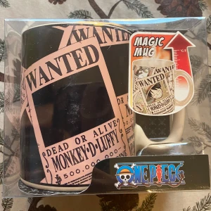 Magic Mug med One Piece-tema - Säljer en cool Magic Mug med One Piece-tema. Muggen ändrar utseende när den fylls med varm dryck och visar efterlysningsaffischer för karaktärer som Monkey D. Luffy och Chopper. Perfekt för fans av serien som vill ha en unik och interaktiv mugg.