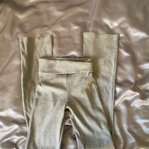 Grå ribbade leggings från Lindex - Snygga grå ribbade yogapants från Lindex i återvunnen polyesterblandning. Perfekta för en bekväm och stilren look. 