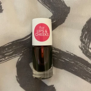 Essence lip tint - En smidig produkt för både läppar och kinder, har bara använt den 1 gång. Men tyckte inte att de passar mig. 