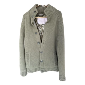 Herno Cardigan - Tjena! Säljer nu denna sjukt feta cardigan. Den är från det exklusiva märket Herno! Den är väldigt varm och den har en väldigt bra passform🙌 Storleken är 50! Har äktighetsbevis på den! För fler frågor eller bilder är det bara att skriva🤝