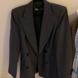 ZARA kavaj - Figursydd ZARA kavaj i mörkgrå färg, endast testad av mig💕 Pris kan alltid diskuteras