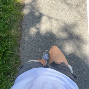 Adidas Campus 00s - Säljer nu mina välanvända Adidas Campus. De är ganska slitna, dessa bilder är lite äldre så skickar bilder på slitaget vid intresse. Jag köpte dem begagnat i våras. Ursäkta för dåliga bilder! Tveka inte att höra av dig vid frågor ❣️