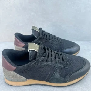 Svarta sneakers från Valentino. Valentino rockrunners  - Snygga svarta rockrunners med bruna och beige detaljer. Skorna har snörning och en bekväm sula, perfekt för vardagsbruk och speciellt nu till vintern. Märke: Valentino. Storlek 43. Pris kan verkligen diskuteras 😁