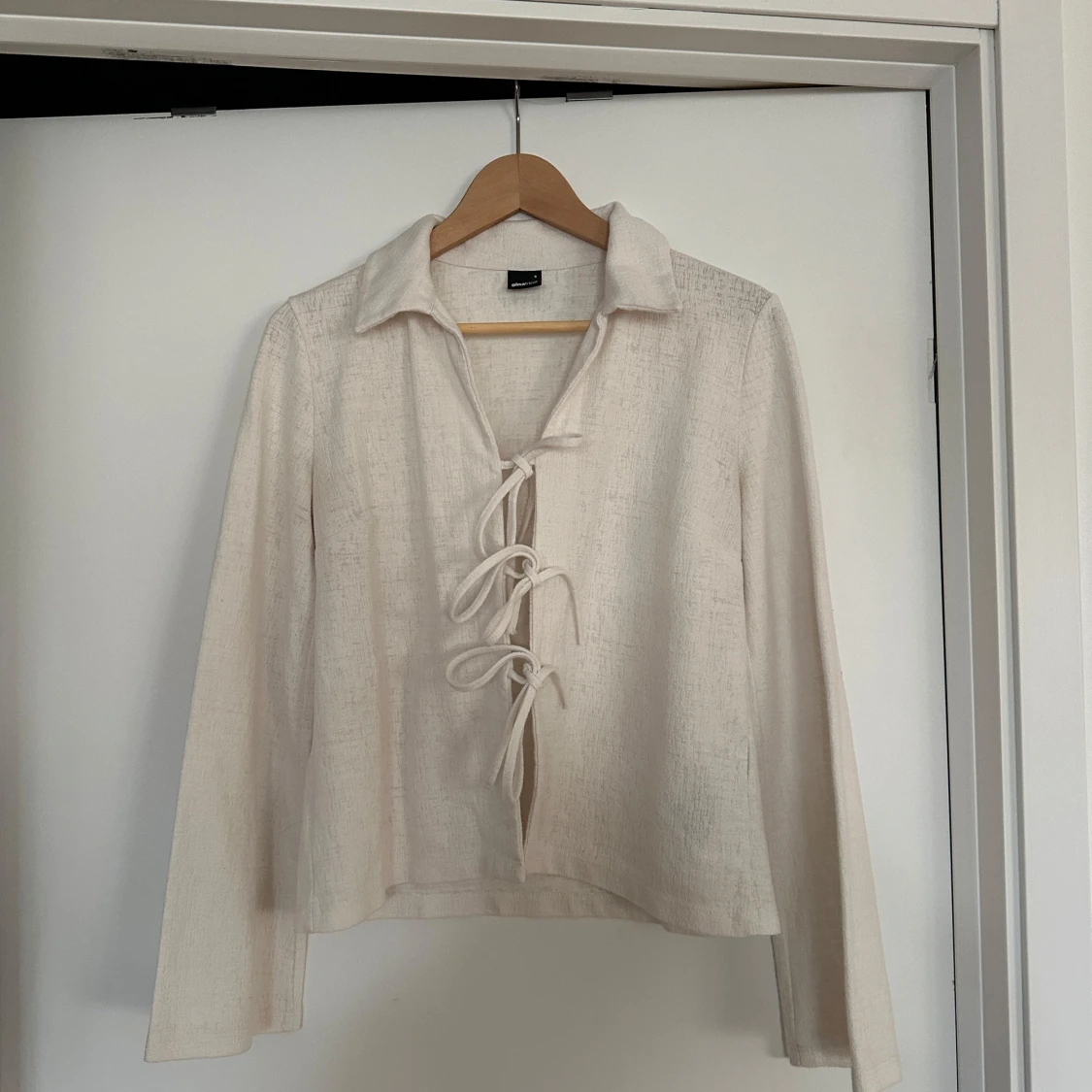 Vit blus med knytning - 1