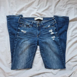 Lågmidjade Jeans  - Jätte snygga lågmidjade jeans från Abercrombie&Fitch. Storlek W24 L33. Innerbenslängd: 78cm midjemått tvärs över: 34cm. Kontakta mig först om du är intresserad eller undrar över något🥰