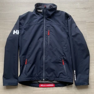 Helly Hansen Jacka - Säljer nu en riktigt schysst jacka från Helly Hansen. Jackan är i toppenskick 9/10, och inga defekter förekommer. Modellen på bilden är 183 cm lång. Storlek Small. Hör av dig vid intresse! 💫