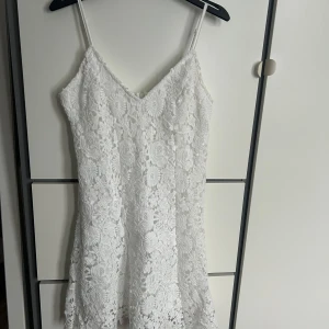 Studentklänning  - Perfekt till studenten, fint broderi