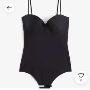Svart boddy med smala axelband - Den virala bodyn från h&m, passar mig som är S
