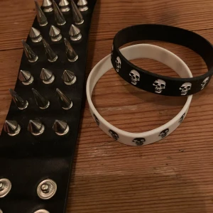 Svart nitar armband och dödskallearmband - sålda 