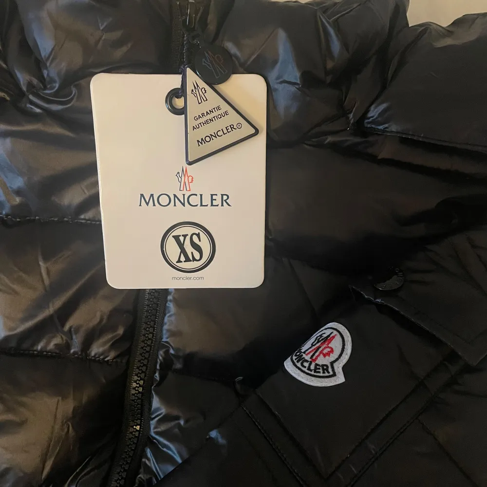 Helt ny jacka från Moncler strl. 0/XS 🖤Finns QR-kod och tag . Jackor.