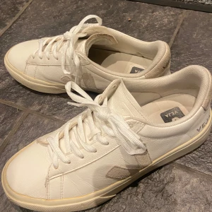 Veja skor - Nästan helt nya veja skor. Använda ett fåtal gånger och har ett litet slitage i hälen. Annars väldigt bra skick och inga andra defekter. Köpta för 1700kr 