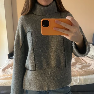 Stickad tröja med polo - Så sjukt nice till hösten, man kan ha kragen uppvikt skriv för bild på det ❤️materialet är så nice och lurvigt, köpt för ca 400kr