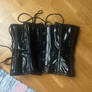 PVC Korsett - En korsett i PVC eller lack av Vollers. Använd en gång men var för stor för mig. Väldigt bra gjord korsett med stadigt skelett