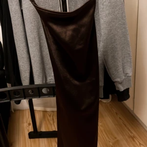 H&M klänning  - Säljer en klänning från h&m i storleken XS, använd en gång, nästan i nyskick, hör av er vid flera frågor eller bilder. Säljer: 30kr💕💕