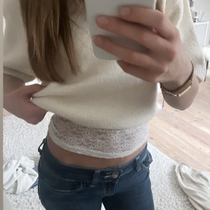 Vitt spets linne - Säljer mitt söta vita spets linne perfekt att ha lager på lager💞💞   Använd 2 gånger så perfekt skick Skriv för fler bilder eller frågor💞