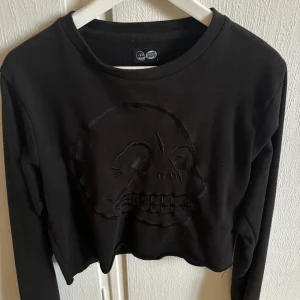 Croppad tröja Cheap Monday - Croppad tröja från Cheap Monday i storlek S.