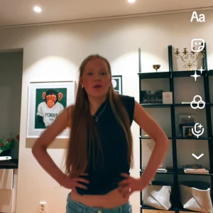 Svart oneshoulder topp - Snygg svart oneshoulder topp i ett mjukt och stretchigt material. Perfekt för en utekväll eller fest! Toppen har en stilren design och är lätt att matcha med olika outfits. Ett måste i garderoben för den som gillar att sticka ut lite.