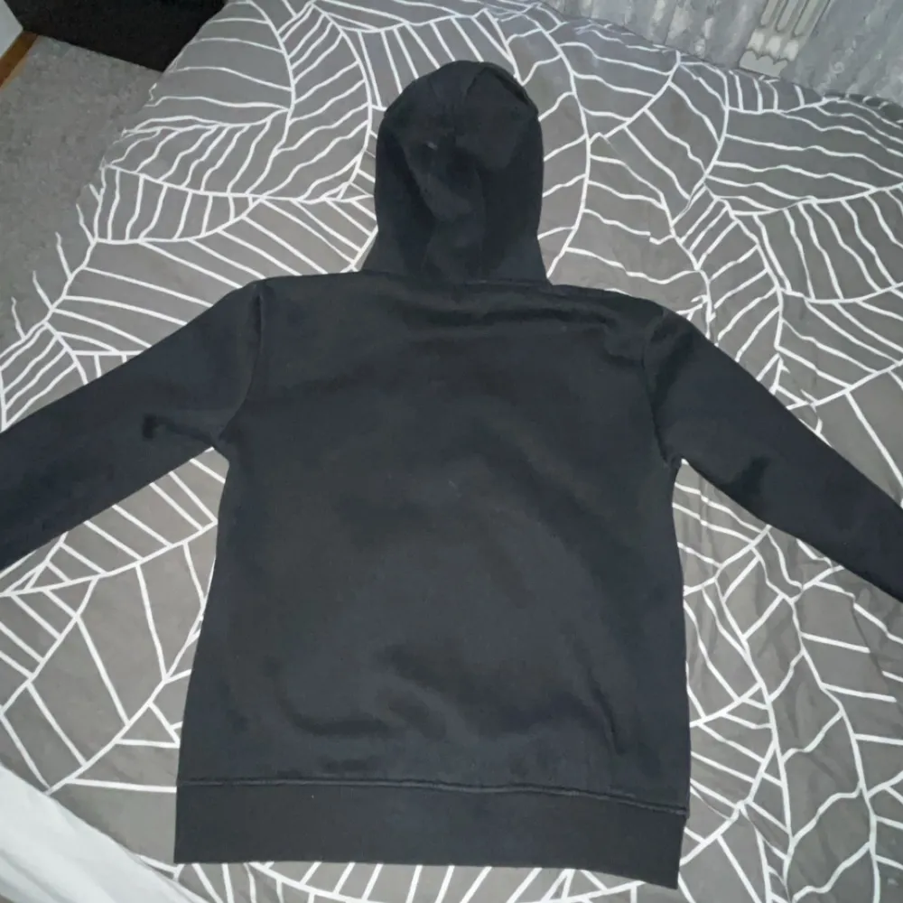 Säljer en svart hoodie från C.P. Company med inbyggda glasögon i huvan. Den har dragkedja framtill och är i bra skick. Perfekt för en unik och stilren look. Passar både till vardags och speciella tillfällen.. Tröjor & Koftor.