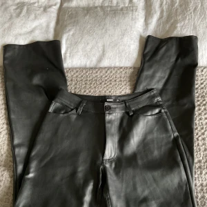 Bik bok skinn byxor 🖤🌟 - Snygga skinn byxor!🖤 En av öglorna på byxors har gått av och lite trådar på ena fikan back!!!!