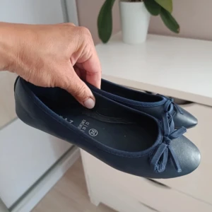 Blå ballerina skor - Skit snygga blå ballerina skor, aldrig använda passar 35 och 35,5