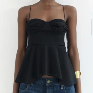 Svart topp - Säljer denna jättefina topp från zara!💞 Prislappen är fortfarande kvar!