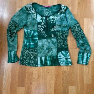 Grön 2000-talströja  - Jättefin tiedye aktig grön tröja med vita broderier. 