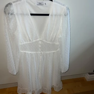 Klänning - Vit urringad klänning! Mycket bra skick använd en gång! (Studenten) pris kan diskuteras ❤️