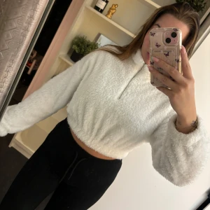 Teddy tröja - Säljer denna underbara teddy tröja🖤