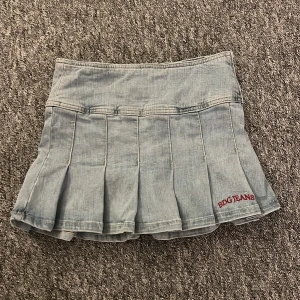 Jeanskjol från BDG- Urban outfiters💙 - Säljer en superfin lågmidjad jeanskjol från BDG i ljusblå denim. Den har en dragkedja på sidan och BDG-loggan är broderad i rött på framsidan. 🦋