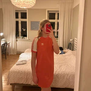 Klänning från Adidas - Korallröd/rosa klänning från adidas. Nyskick!
