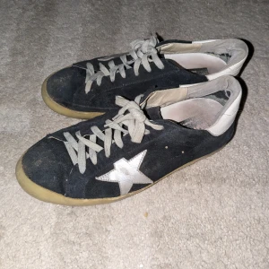 Golden goose - Säljer ett par tvär feta Golden goose. Det är ganska smutsiga men går att tvätta enkelt och sulan har släppt där bak. Jag säljer dessa då jag inte orkar fixa dem.