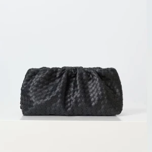 Clutch  - Säljer min helt nya clutch från Gina. Lappen är kvar o helt oanvänd. Skriv privat för fler bilder 