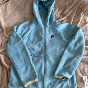 Nike Tech Old Season - Storlek S men kan passa M också. Skick 7,5/10, använd i 2 vintrar. Finns bara ngn defekt vid armen, DM för bild. Fraktar men kan även mötas upp i malmö 🤝