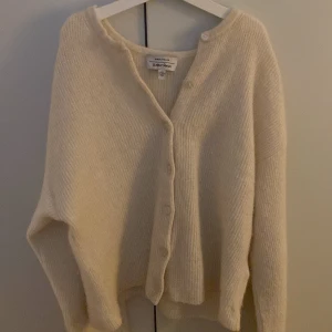Stickad kofta  - Säljer denna as snygga kofta från &otherstories🤍🤍tryck gärna på köp nu!Använd få gånger och köpte den för 800kr
