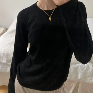 Stickad tröja - Tunn svart stickad tröja från mango i bra skick