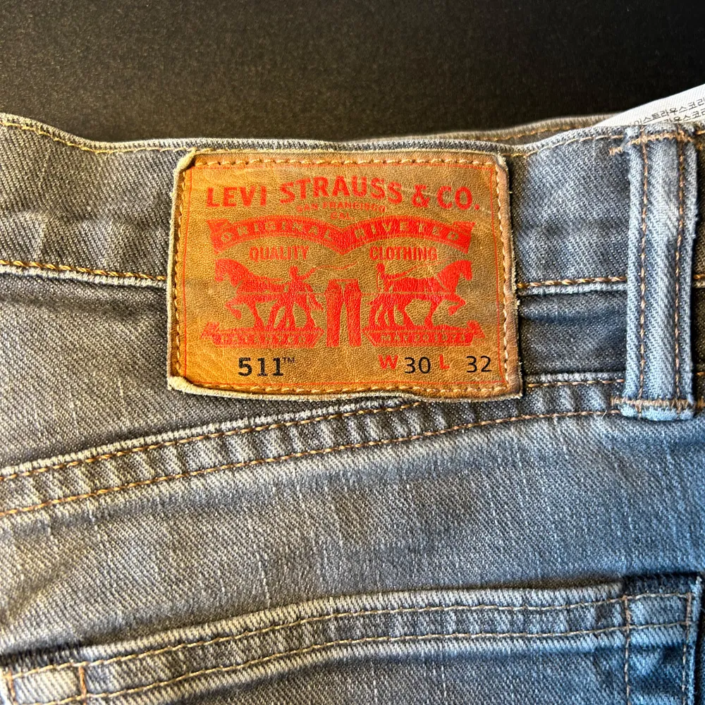 Säljer dessa fräscha jeans ifrån Levi’s i modell ”511 slim”. Jeansen har tagits väl hand om och är i väldigt bra skick. En snygg grå tvätt nu till hösten. Nypris ligger på runt 1100kr.. Jeans & Byxor.