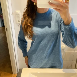 Stickad tröja 🤍 - En superfin tröja med små puffärmar i bra skick! Pris kan alltid diskuteras🤗